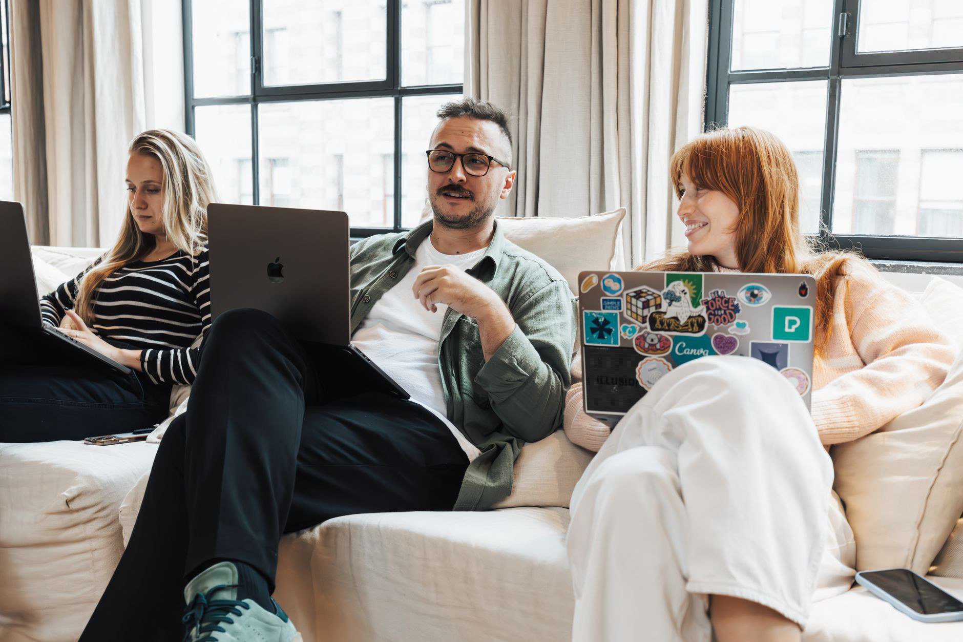 Startup Nhỏ Có Nên May Áo Đồng Phục Công Ty Từ Sớm? Startup Nhỏ Có Nên May Áo Đồng Phục Công Ty Từ Sớm?